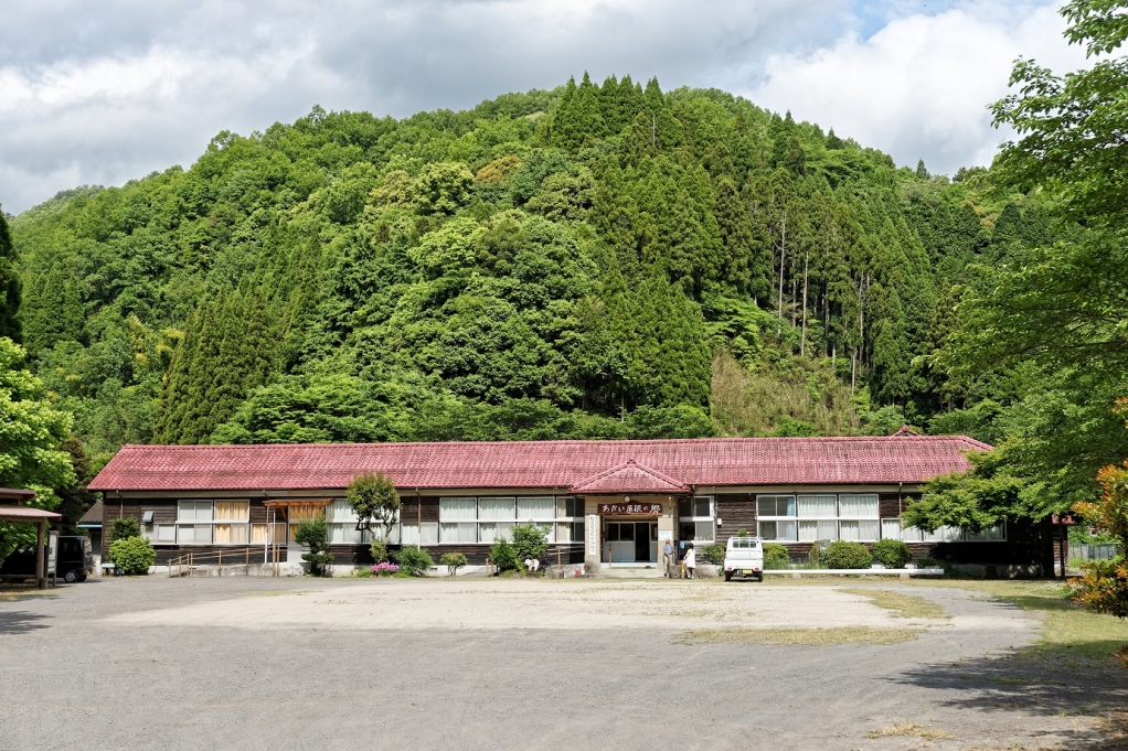 川にあるこれっち何？「あかい屋根の郷」 | 大分県豊後大野市