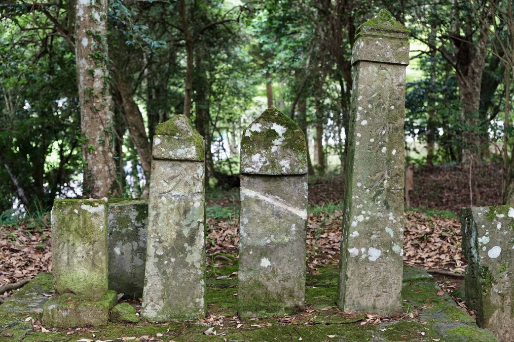 佐田神社境内にある文化財の板碑