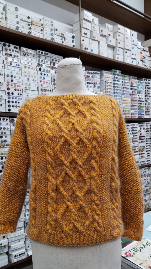 編み物教室生徒さんの作品です。モヘアと引きそろえでセーターを編まれ