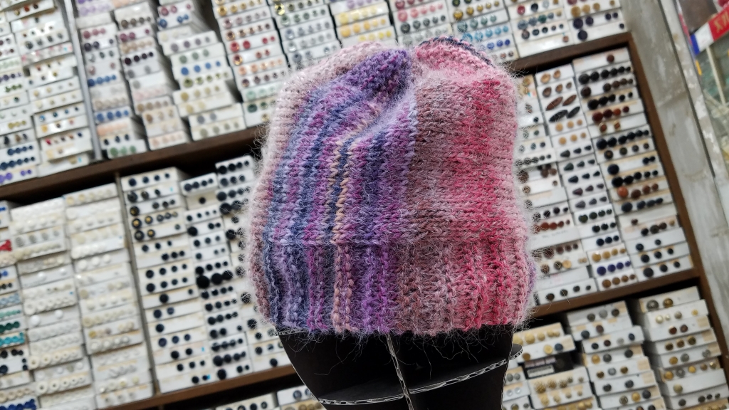 手作りニット帽　ビーニー　ボタン　ビーズ編み込み　ピンク　パープル