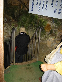 階段を降りる