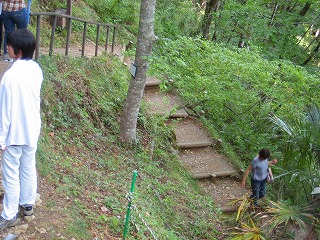 山道をくだる