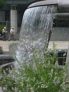 水があふれるように