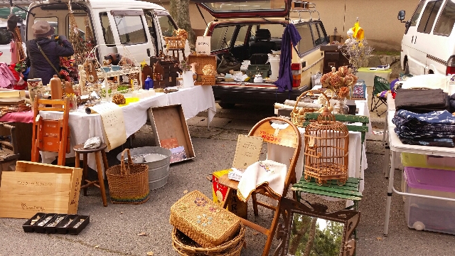 晴天の中 筥崎宮蚤の市 楽しく終わりました 古物屋nibbles