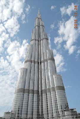 今現在で、世界一高い建物バージ・カリファ。 首が痛くなるくらい高い。160階建てで、てっぺんまで828mあるらしい。
