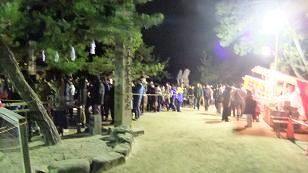 行列は石の鳥居まで続いていました
