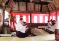 神官さんと同席
