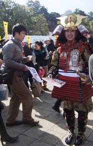 観光PR チラシを配ります