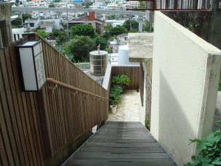 お店に行く階段があります