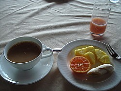 フルーツはセルフで頂きます