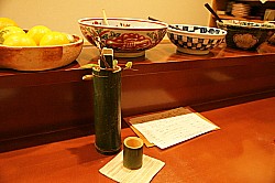 お酒は竹筒で