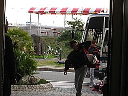 バスやタクシーで帰ってきます