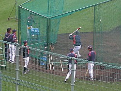 小笠原を見つめるイチローと原監督