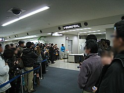 空港でも人だかり