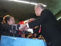 花束を渡す名幸社長