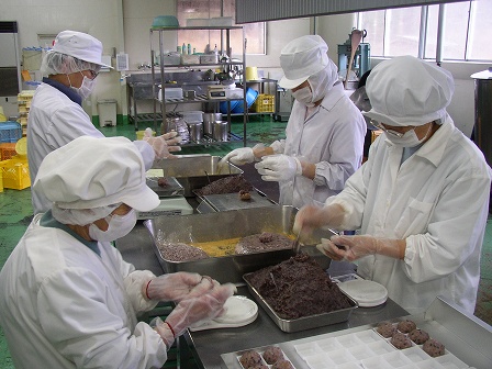 釜餅は1個1個手包みしています。