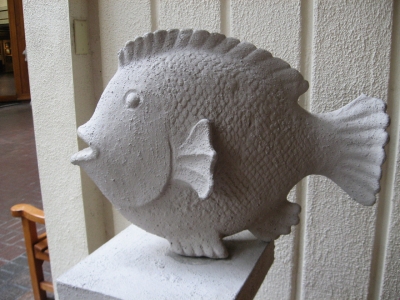 魚の石造