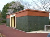 土手に新設のトイレ