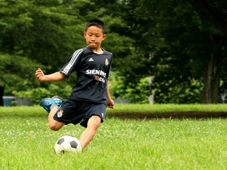 伸び伸びと成長する少年