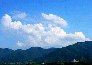 青い空・白い雲・山並み