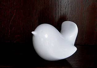 鳥の白い置物