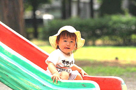 滑り台の子供