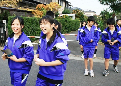 学校に戻る表情は明るい
