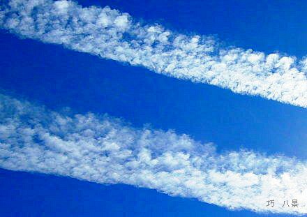 真上に見る飛行機雲