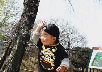 シャボン玉で遊ぶ