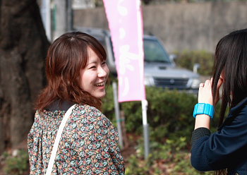 桜並木のお嬢さん