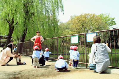 春の陽気・公園の園児