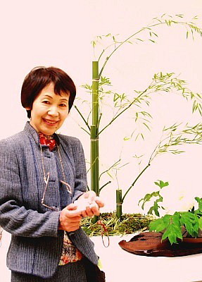 作品を前に山本登志甫先生