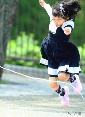 飛跳ねる子供