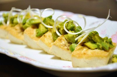 豆腐ステーキ アボカドわさび添え 手作りパンと京都の暮らし