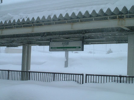 雪に埋まる向かいのホーム
