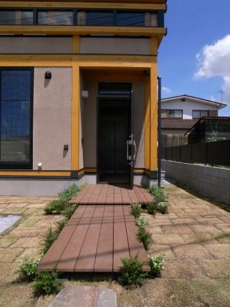 R1105976アプローチ玄関.JPG