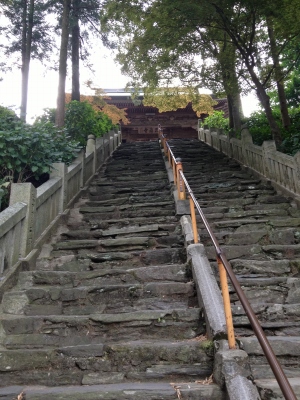 階段が多い第65番札所の三角寺へ