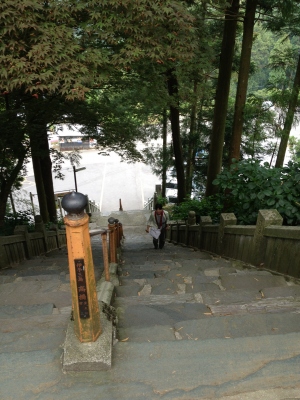 階段が多い第65番札所の三角寺へ
