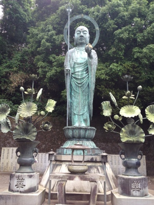 本堂の横に、延命地蔵菩薩立像が建てられていました。
