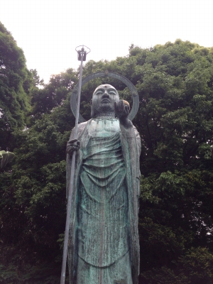 本堂の横に、延命地蔵菩薩立像が建てられていました。
