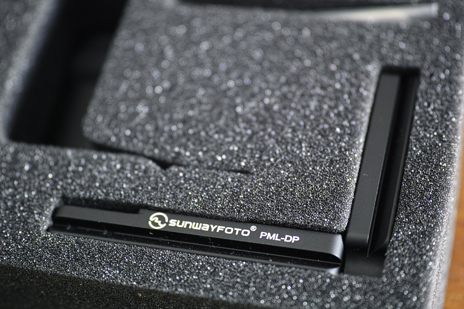 SUNWAYFOTO社のPML-DP カスタムLブラケットのパッケージ