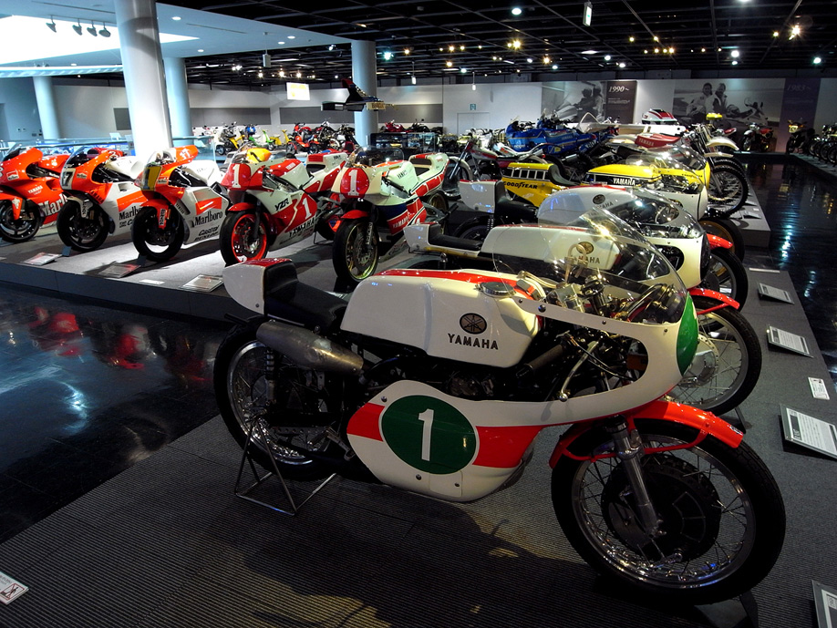 ヤマハ コミュニティープラザには往年のバイクをはじめ、クルマやボート・ピアノなど、たくさん展示があります