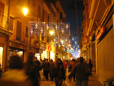 クリスマスイルミネーションが施されたcalle sindicato