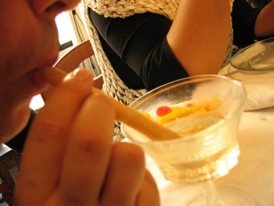 シャンパンをお菓子のストローで飲む