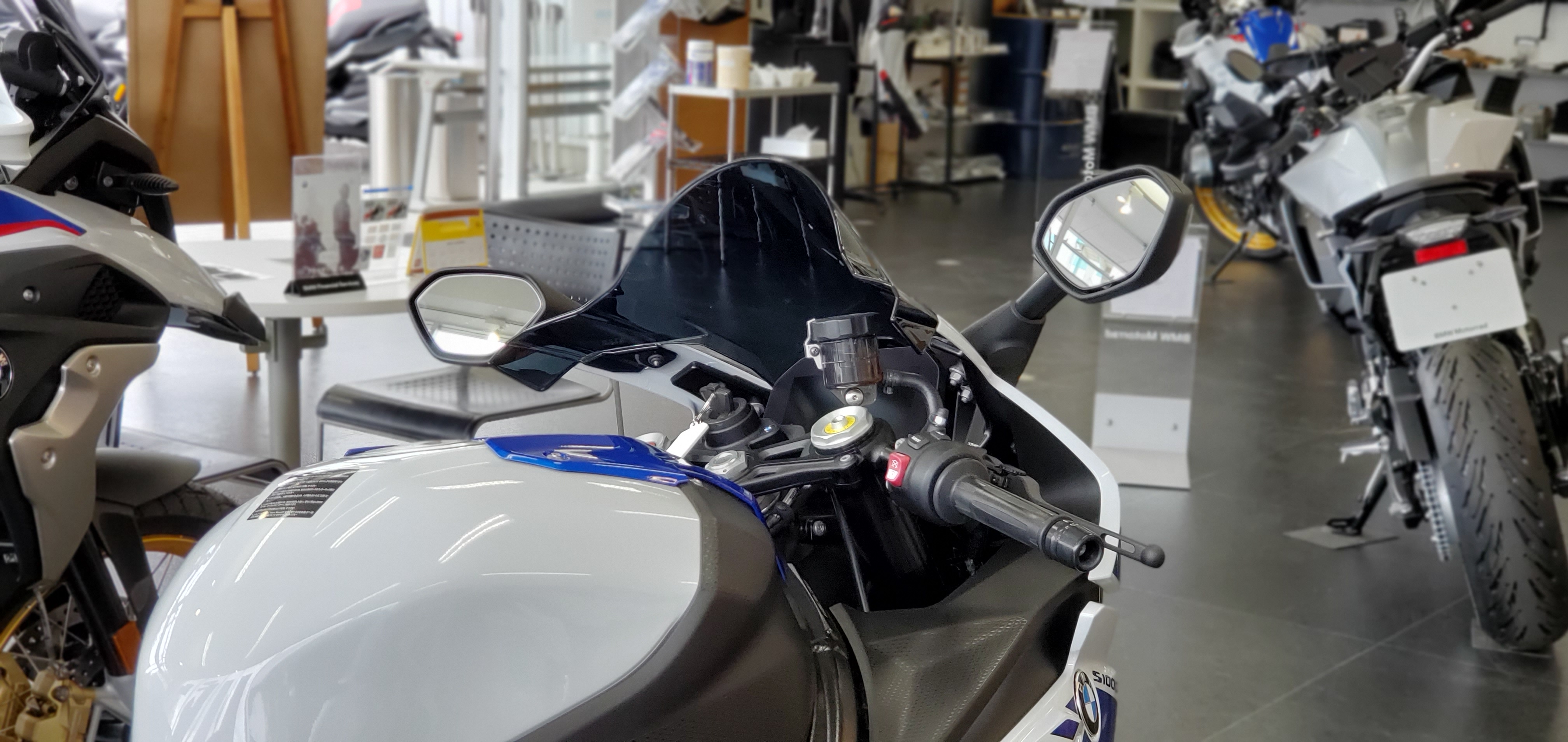 S1000RRにハイウインドシールド（スモーク）装着！ | Motorrad Saitama