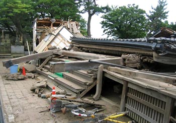地震で倒壊した新潟県柏崎市内の寺院=16日午前11時ごろ(新潟日報社提供)