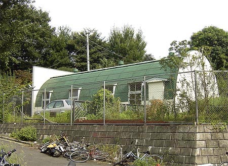 カマボコ兵舎のある風景 １ カトリック世田谷教会 下北沢 収蔵庫 壱號館