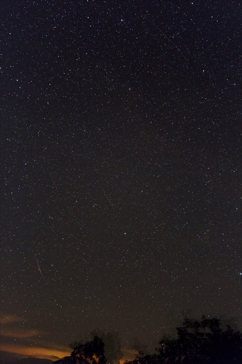 デネブカイトス付近の流星(合成2)