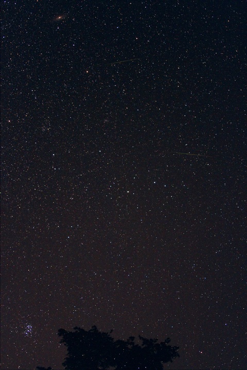 おひつじ座付近を流れる流星(合成)