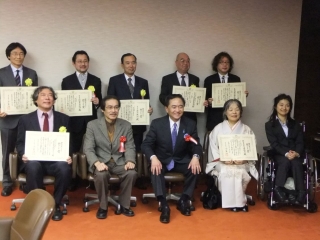 真ん中が黒岩知事。右隣がNPOスクエアの川嶋さん